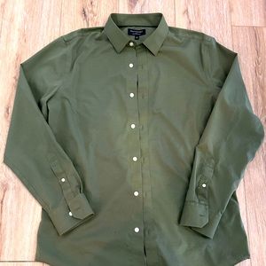 Banana Republic Men’s Slim-fit button dress shirt. Size L